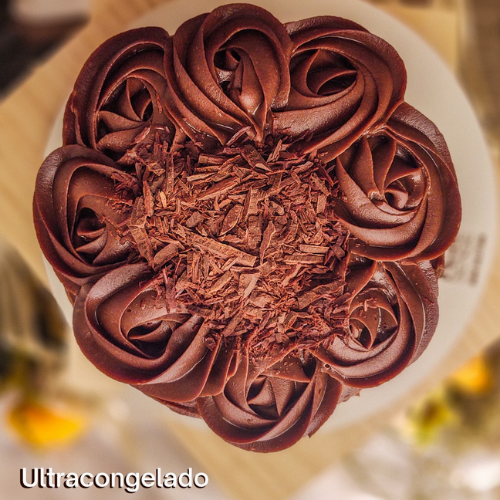 Bolo de chocolate vegano com especiarias e calda de chocolate